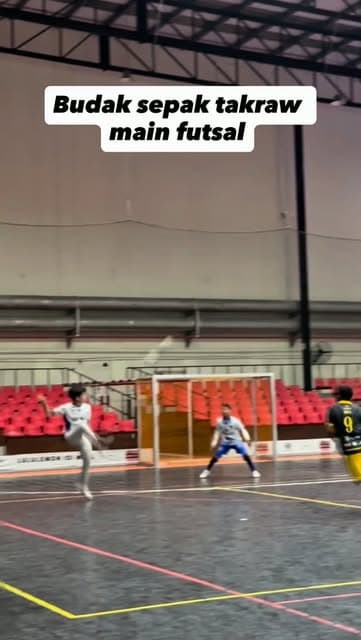 A PJJ player attempts an acrobatic kick in front of goal