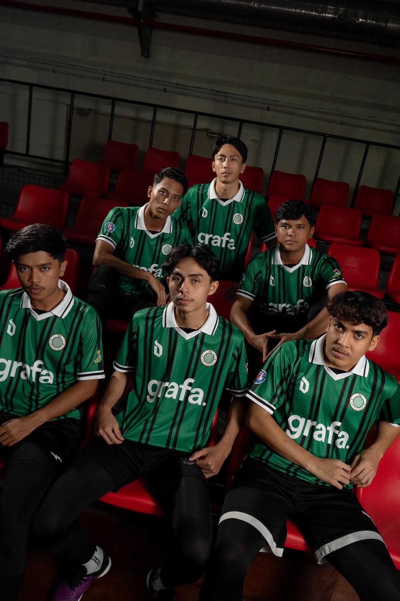 Pemain PJJ memakai jersi utama hijau berjalur