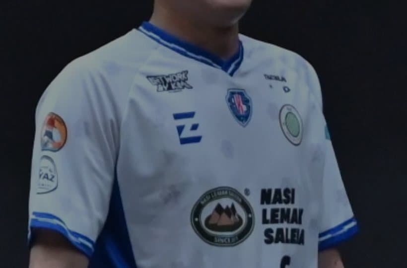 Jersi pelawat PJJ dari dekat: putih dengan hiasan biru, lencana dan logo Nasi Lemak Saleha