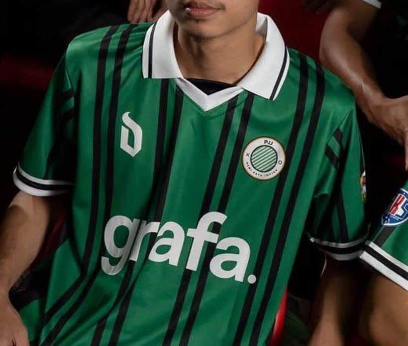 Jersi utama PJJ dari dekat: hijau berjalur hitam, kolar putih, lencana dan logo Grafa di dada